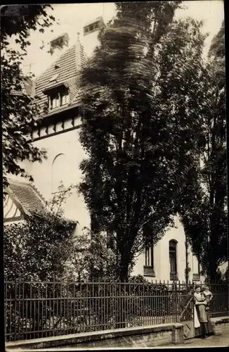 Foto Ak Völklingen im Saarland, Haus mit Garten, Mutter mit Kind