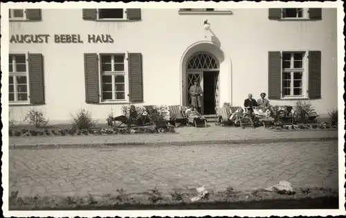 Foto Ak Seebad Heiligendamm Bad Doberan, August Bebel Haus, Kurgäste auf Sonnenliegen