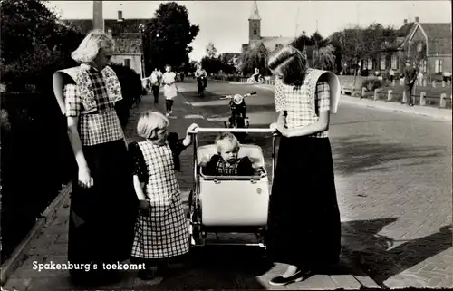 Ak Spakenburg Utrecht Niederlande, Spakenburgs toekomst, Mädchen in Tracht, Kinderwagen