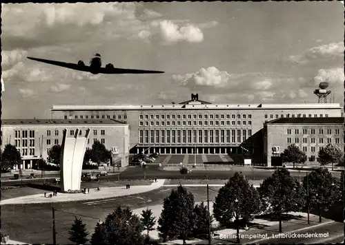 Ak Berlin Tempelhof, Luftbrückendenkmal, Platz der Luftbrücke, Blick auf den Flughafen, Flugzeug