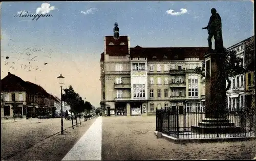 Ak Neuruppin in Brandenburg, Platzansicht, Statue