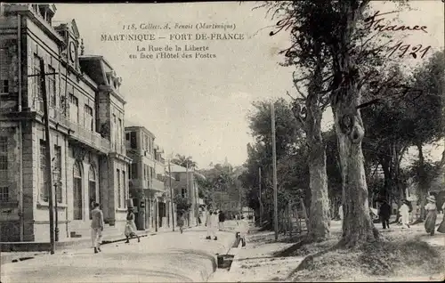 Ak Fort de France Martinique, La Rue de la Liberte, l'Hotel des Postes