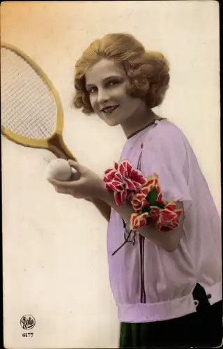 Ak Frau mit Tennisschläger, Tennisball, Blumen