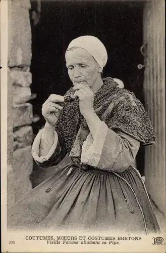 Ak Bretagne, Coutumes, moeurs et costumes Bretons, Vieille Femme allumant sa Pipe