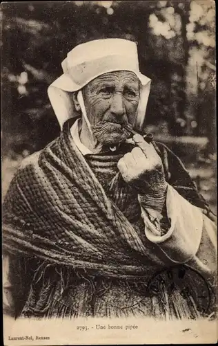 Ak Bretagne, Une bonne pipée, Bretonische Frau raucht Pfeife