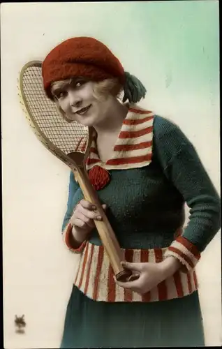 Ak Frau mit Tennisschläger, Kostüm, Mütze, Portrait