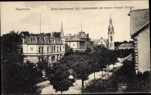 Ak Saarlouis im Saarland, Kreissparkasse, Kgl. Landratsamt, neue evangelische Kirche