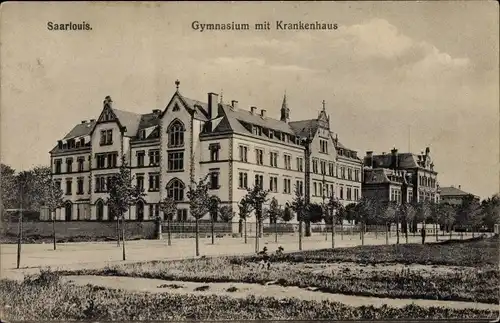 Ak Saarlouis im Saarland, Blick auf das Gymnasium mit Krankenhaus