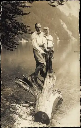 Foto Ak Prinz August Wilhelm von Preußen mit Sohn am See in Berchtesgaden