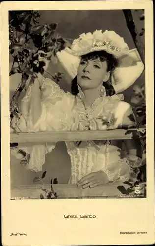 Ak Schauspielerin Greta Garbo, Portrait mit Hut, Blumen