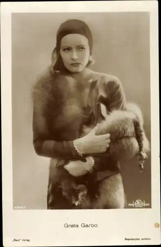 Ak Schauspielerin Greta Garbo, Portrait, Pelzschal