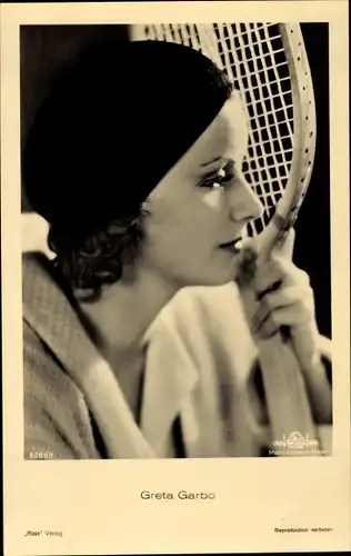 Ak Schauspielerin Greta Garbo, Portrait, Tennisschläger, Ross Verlag 6080/1