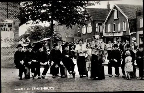 Ak Spakenburg Utrecht Niederlande, Frauen und Männer in Tracht