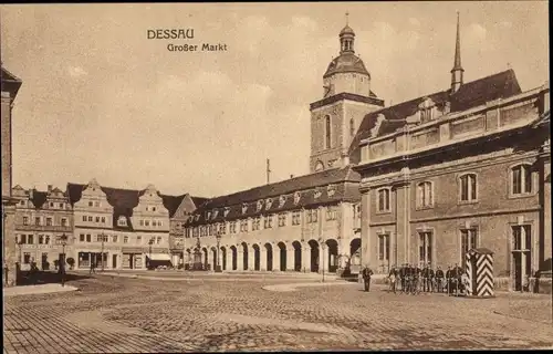 Ak Dessau in Sachsen Anhalt, Großer Markt, Wachsoldaten