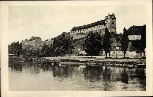 Ak Wettin Löbejün im Saalekreis, Flusspartie mit Blick zu der Burg, Boote