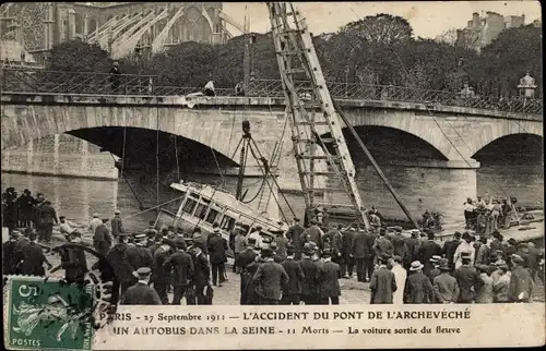 Ak Paris V., Accident du Pont de l'Archeveque 1911, un Autobus dans la Seine
