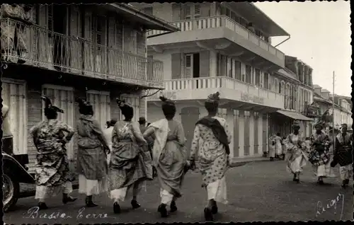 Foto Ak Basse Terre Guadeloupe, Straßenpartie, Frauen in Trachten