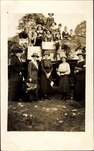 Foto Ak Französisches Rotes Kreuz ?, Frauen, Wagen mit Holzkisten, Kinder