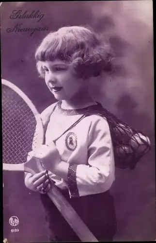 Ak Glückwunsch Neujahr, Kind mit Tennisschläger und Bällen, Kinderportrait