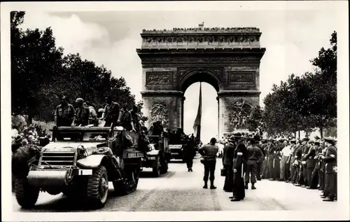 Ak Paris, Liberation de Paris, Les blindes defilant aux Champs Elysees