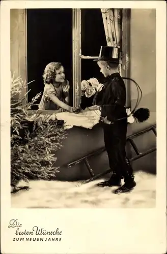 Ak Glückwunsch Neujahr, Junge als Schornsteinfeger, Liebe, Geschenk, Blumenstrauß