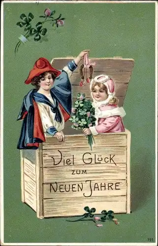 Präge Litho Glückwunsch Neujahr, Junge und Mädchen in einer Holzkiste, Hufeisen, Kleeblätter