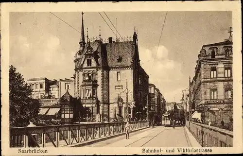 Ak Saarbrücken im Saarland, Bahnhof- und Viktoriastraße