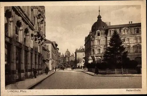 Ak Landau in der Pfalz, Blick in die Reiterstraße, Passanten, Eckturm