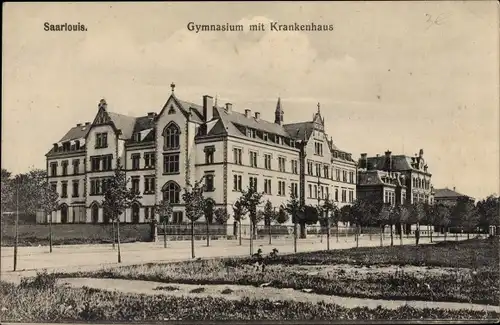 Ak Saarlouis im Saarland, Blick auf das Gymnasium mit Krankenhaus