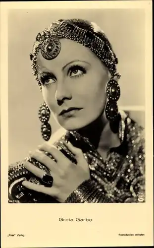 Ak Schauspielerin Greta Garbo, Portrait, Ohrringe, Ring