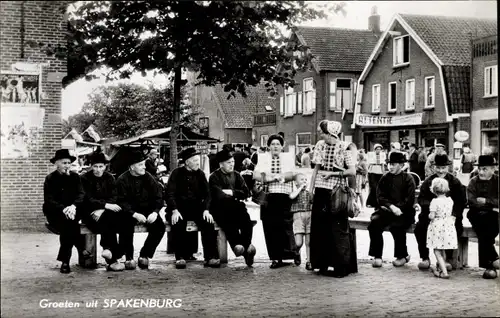 Ak Spakenburg Utrecht Niederlande, Männer und Frauen in Tracht