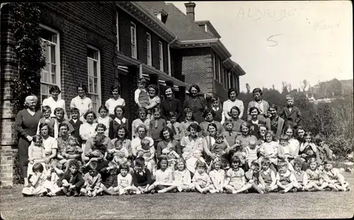 Foto Ak Hythe Kent England, Gruppenbild, Kinder, Haus