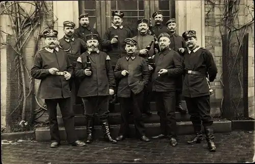 Ak Karlsruhe in Baden, Gruppenfoto I. WK, Biertrinkende Soldaten