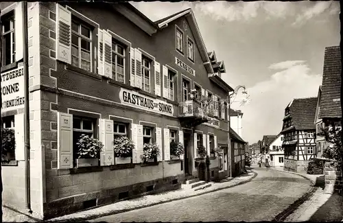 Ak Loffenau im Schwarzwald, Pension Gasthaus zur Sonne, Inh. Emil Flieg, Straßenpartie