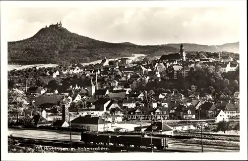 Ak Hechingen in Baden Württemberg, Panorama vom Ort m. Hohenzollern, Güterzug