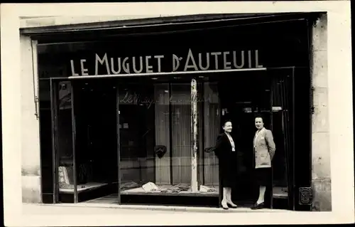 Foto Ak Paris XVI., Le Muguet d'Auteil, Handlung, Frauen, Schaufenster