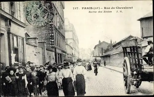 Ak Paris XIII., Rue du Chevaleret, Sortie des Ecoles