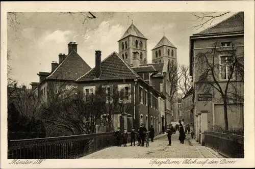 Ak Münster in Westfalen, Spiegelturm, Blick zum Dom, Passanten