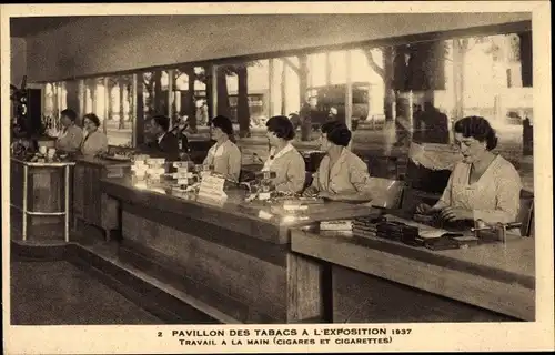 Ak Paris Frankreich, Exposition 1937, Pavillon des Tabacs, Travail a la Main, Cigares