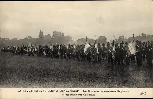 Ak La Revue du 14 Juillet a Longchamp, Les Drapeaux des nouveaux Regiments