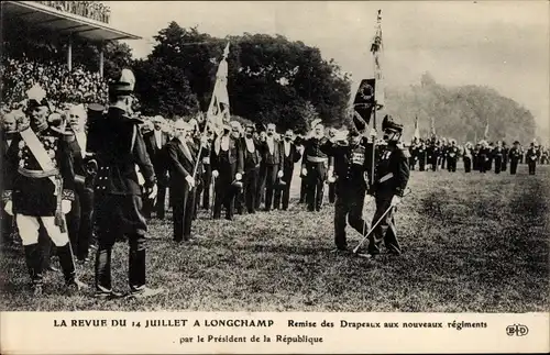 Ak La Revue du 14 Juillet a Longchamp, Remise des Drapeaux aux nouveaux regiments, President