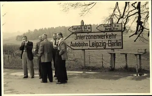 Foto Ak Männergruppe, Schilder, Interzonenverkehr, Autobahn Leipzig Berlin, Saalfeld, Burgk