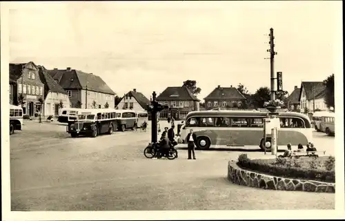 Ak Oldenburg in Holstein, Blick auf verschiedenen Omnibusse auf dem Marktplatz