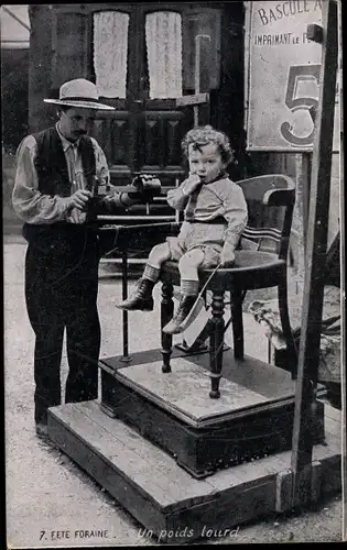 Ak Fête Foraine, un poids lourd, Kind auf einer Waage