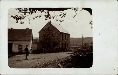 Foto Ak Münstermaifeld an der Mosel, Straßenpartie, Häuser, Mann