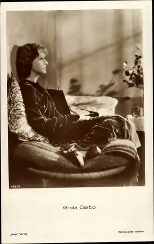 Ak Schauspielerin Greta Garbo, Sitzportrait auf einem Sofa, Ross Verlag 4961/1
