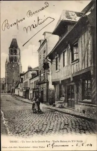 Ak Orbec Calvados, Un bout de la Grande Rue, vieille Maison du Xve siecle