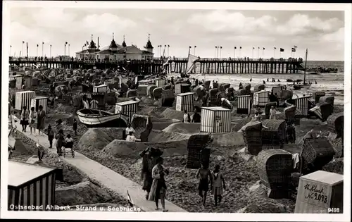 Ak Ahlbeck Usedom, Strand mit Seebrücke, Passanten