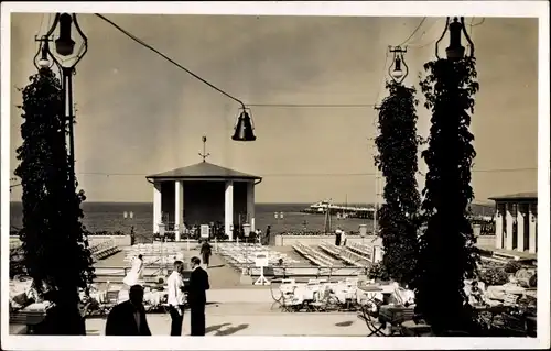 Foto Ak Seebad Binz auf Rügen, Am Kurkonzertplatz