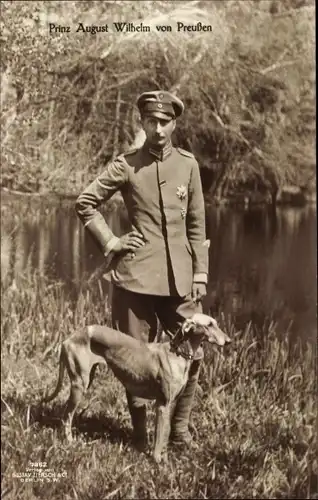 Ak August Wilhelm Prinz von Preußen, Standportrait in Uniform, Windhund